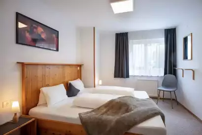 3_tiroler-alpenhof-patsch-fewo-zuckerhuetl-doppelbettzimmer_c_hannes-dabernig.webp