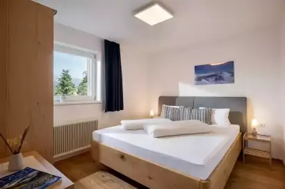 4_tiroler-alpenhof-patsch-fewo-zugspitz_doppelbettzimmer_c_hannes-dabernig.webp