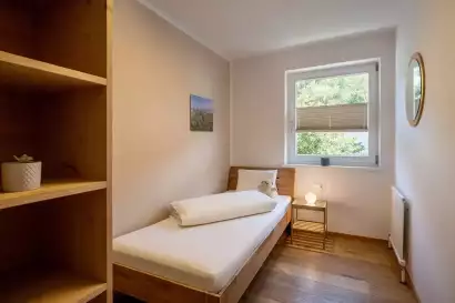 5_tiroler-alpenhof-patsch-fewo-zugspitz_kinderzimmer_c_hannes-dabernig.webp