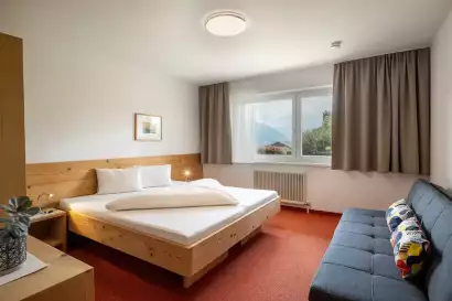 4_tiroler-alpenhof-patsch-fewo-serles_schlafzimmer_c_hannes-dabernig.webp