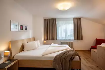4_tiroler-alpenhof-patsch-fewo-brennerspitz_schlafzimmer_c_hannes-dabernig.webp