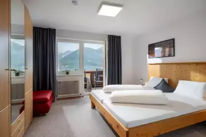 4_tiroler-alpenhof-patsch-fewo-zuckerhuetl-schlafzimmer_c_hannes-dabernig.webp