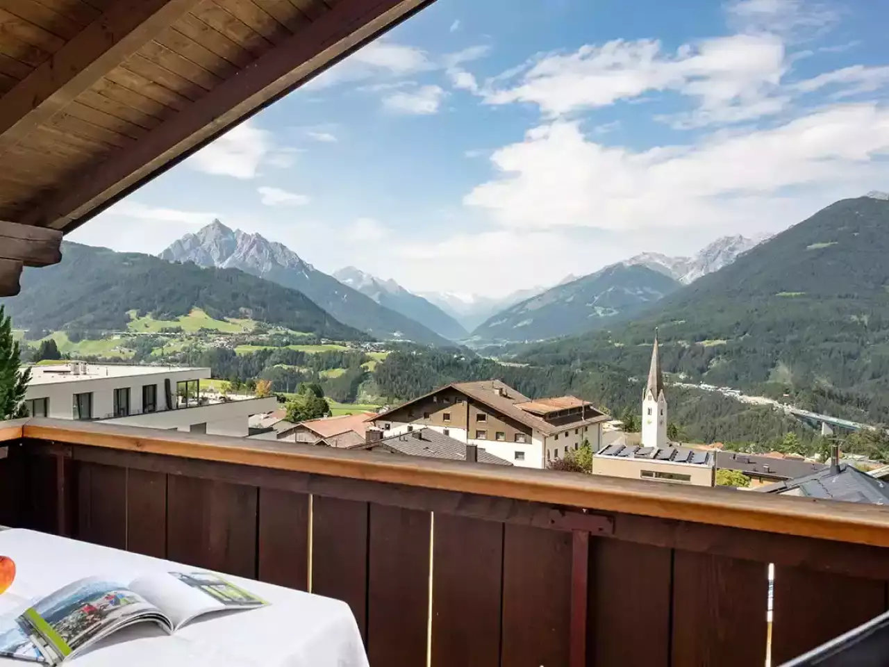 Aussicht vom Balkon bis zum Stubaier Gletscher im Sommer