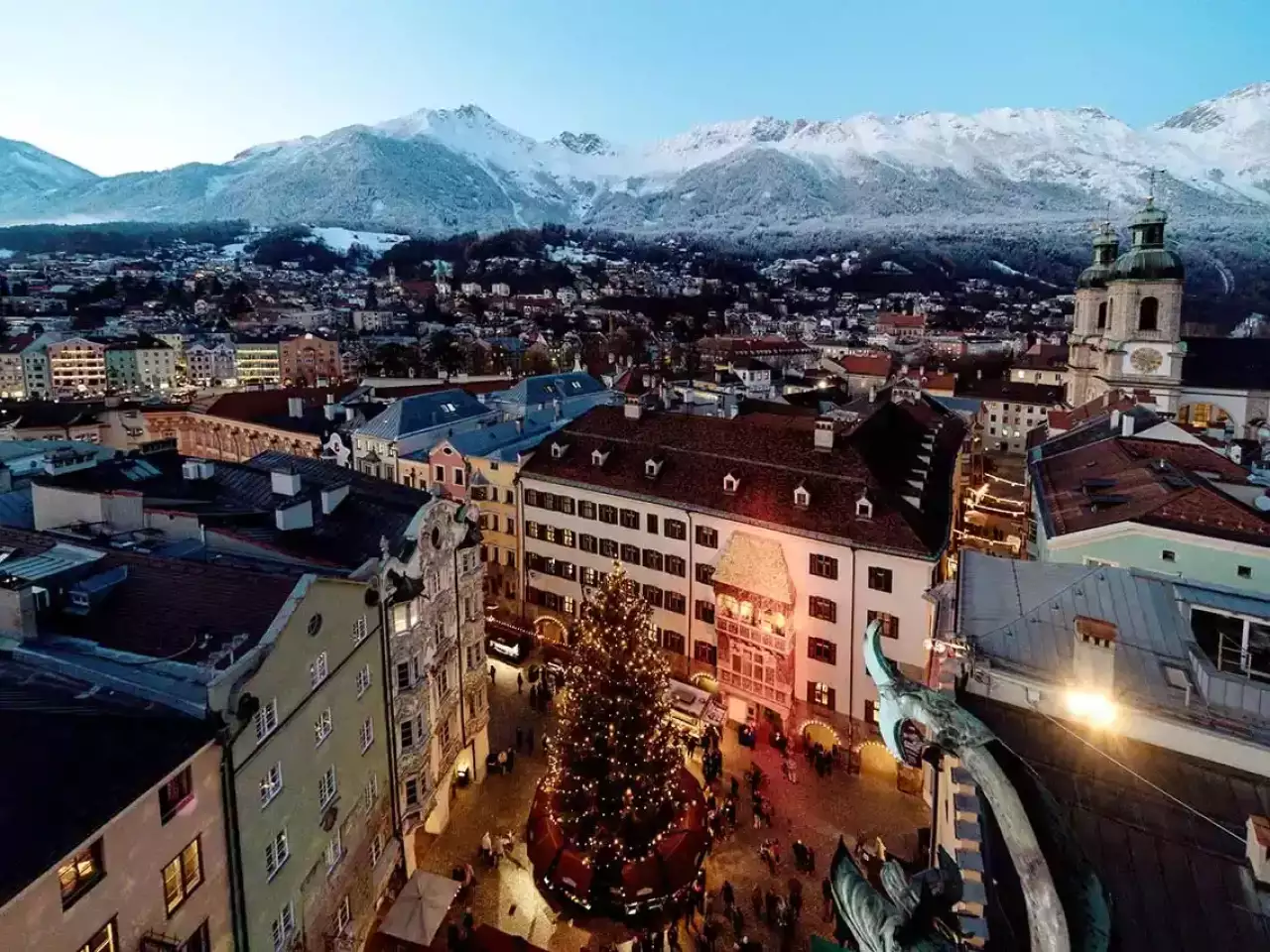 Innsbruck Altstadt mit Weihnachtsbaum und Bergpanorama