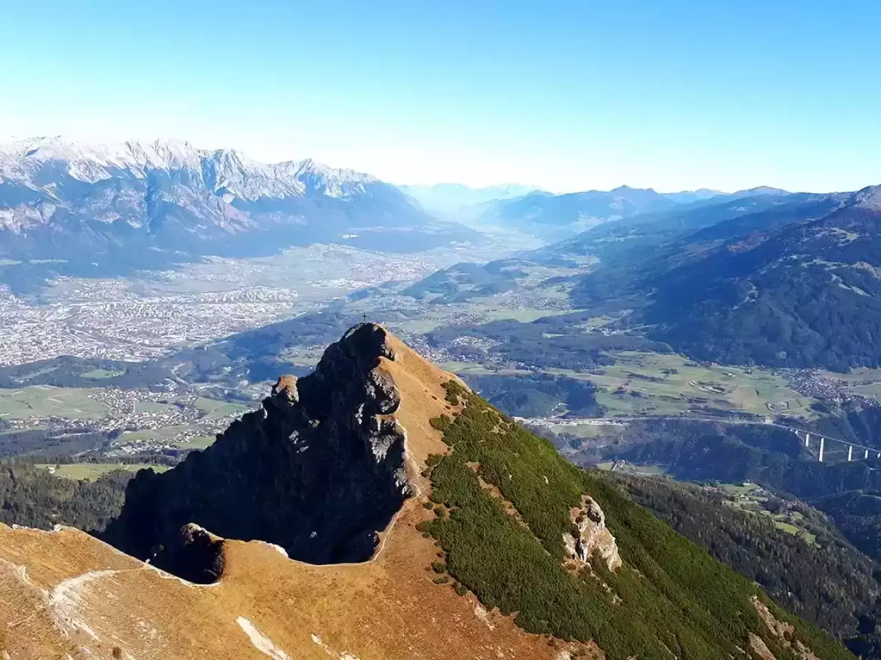 Gipfel mit Wanderweg und Aussicht auf Innsbruck