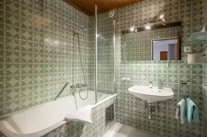 7_tiroler-alpenhof-patsch-fewo-habicht_badezimmer_c_hannes-dabernig.webp