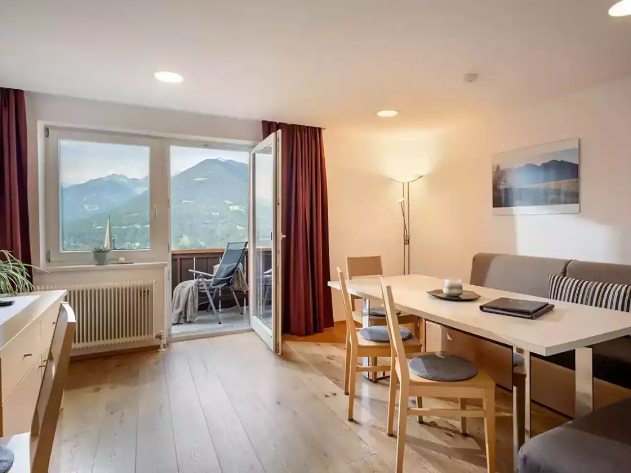 Wohnraum mit Esstisch und Aussicht