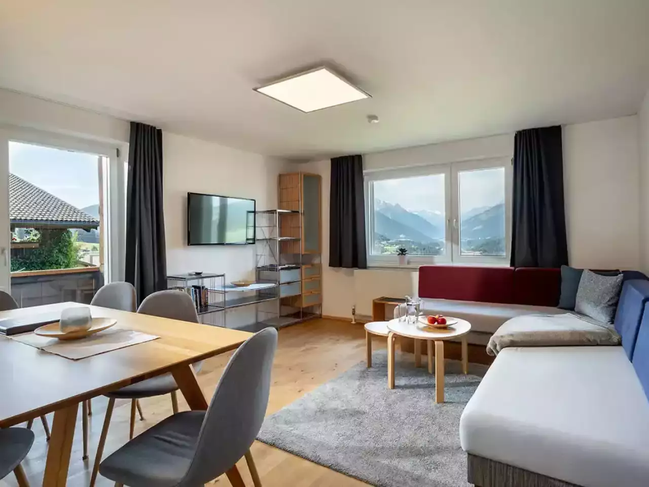 Wohnraum mit Esstisch und Aussicht