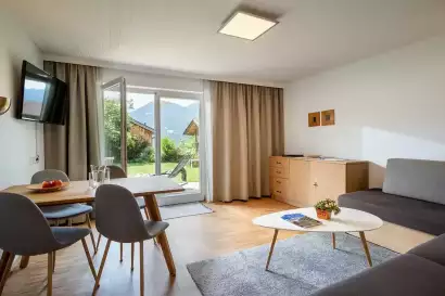 1_tiroler-alpenhof-patsch-fewo-serles_wohnraum-mit-garten_c_hannes-dabernig.webp
