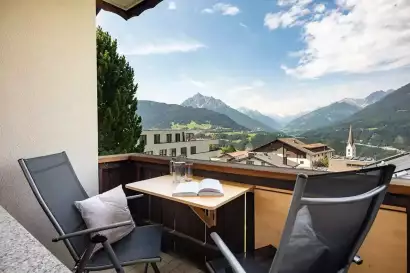 7_tiroler-alpenhof-patsch-fewo-zuckerhuetl-aussicht-balkon_c_hannes-dabernig.webp