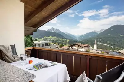 8_tiroler-alpenhof-patsch-fewo-brennerspitz_aussicht-balkon_c_hannes-dabernig.webp