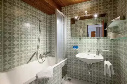 7_tiroler-alpenhof-patsch-fewo-zugspitz_badezimmer_c_hannes-dabernig.webp