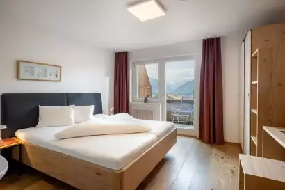 5_tiroler-alpenhof-patsch-fewo-habicht_schlafzimmer_c_hannes-dabernig.webp
