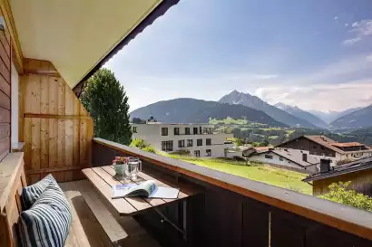 8_tiroler-alpenhof-patsch-fewo-zugspitz_aussicht-balkon_c_hannes-dabernig.webp