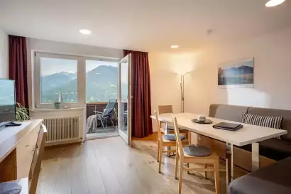 1_tiroler-alpenhof-patsch-fewo-zugspitz_wohnraum-mit-balkon_c_hannes-dabernig.webp