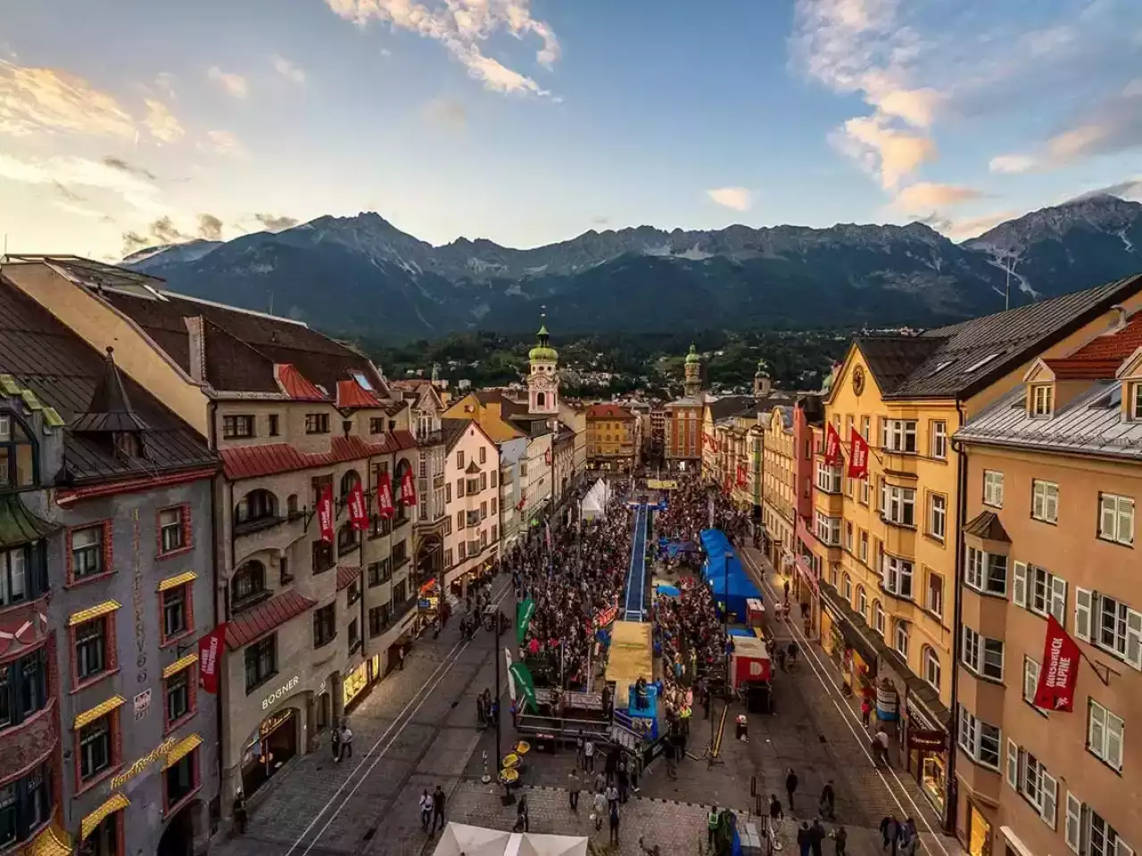 belebte Innsbrucker Innenstadt mit Berge im Hintergrund