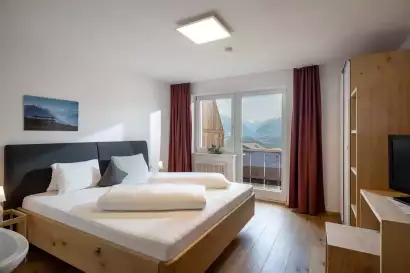 3_tiroler-alpenhof-patsch-fewo-zugspitz_schlafzimmer_c_hannes-dabernig.webp
