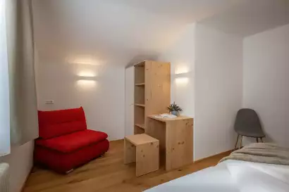 5_tiroler-alpenhof-patsch-fewo-brennerspitz_schlafzimmer-sitzecke_c_hannes-dabernig.webp