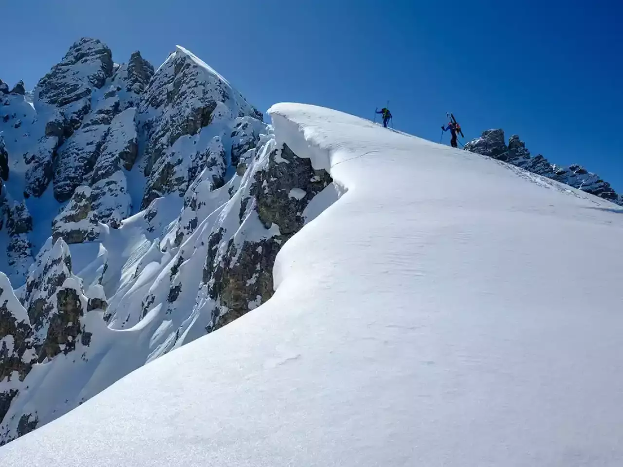 2 Skitourengeher am Berg nahe dem Gipfel
