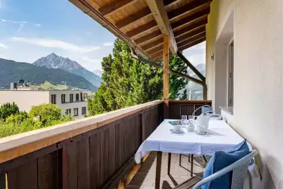 8_tiroler-alpenhof-patsch-fewo-zuckerhuetl-balkon_c_hannes-dabernig.webp