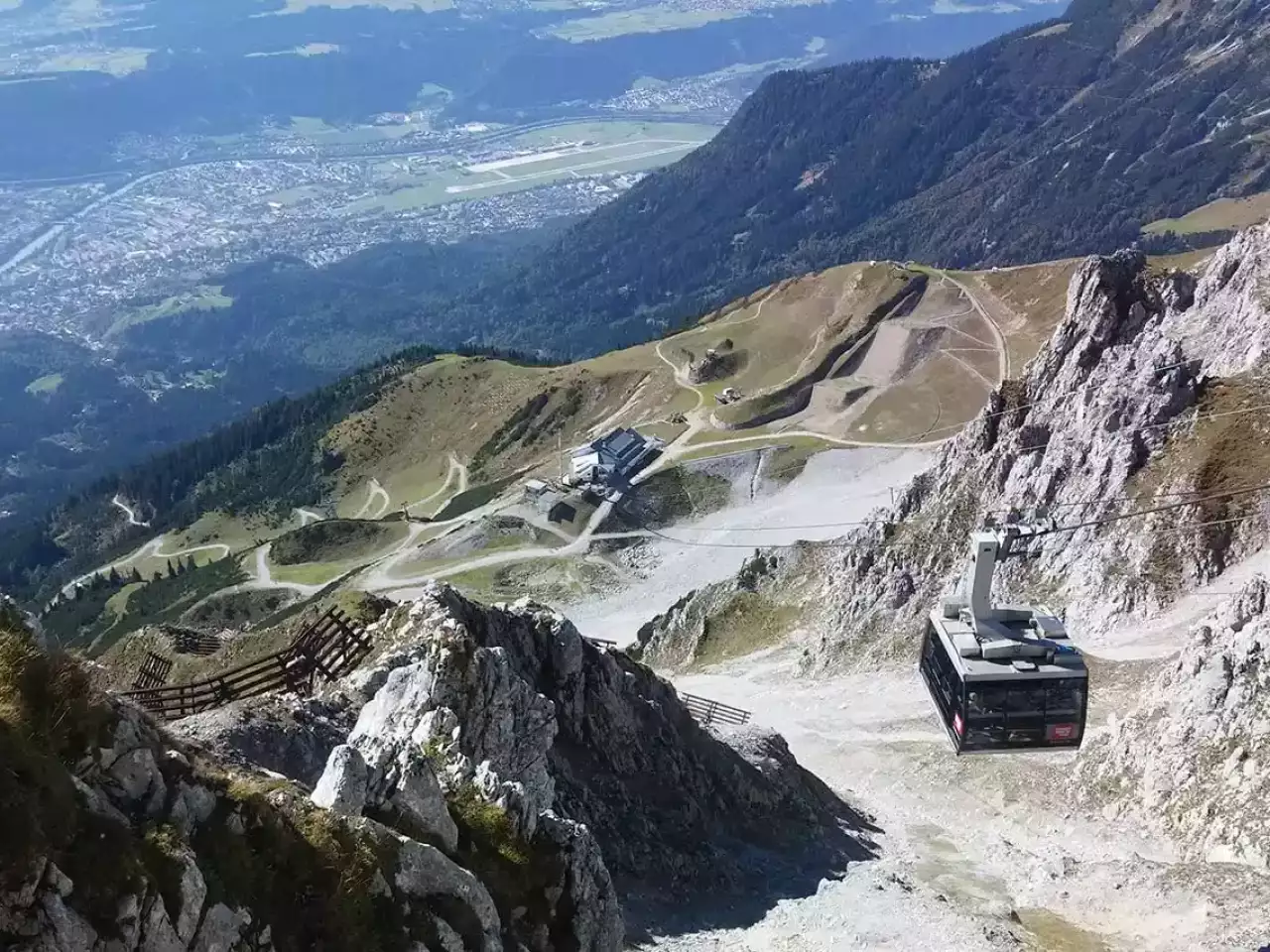 Blick auf Gondel mit Berge und Tal im Sommer