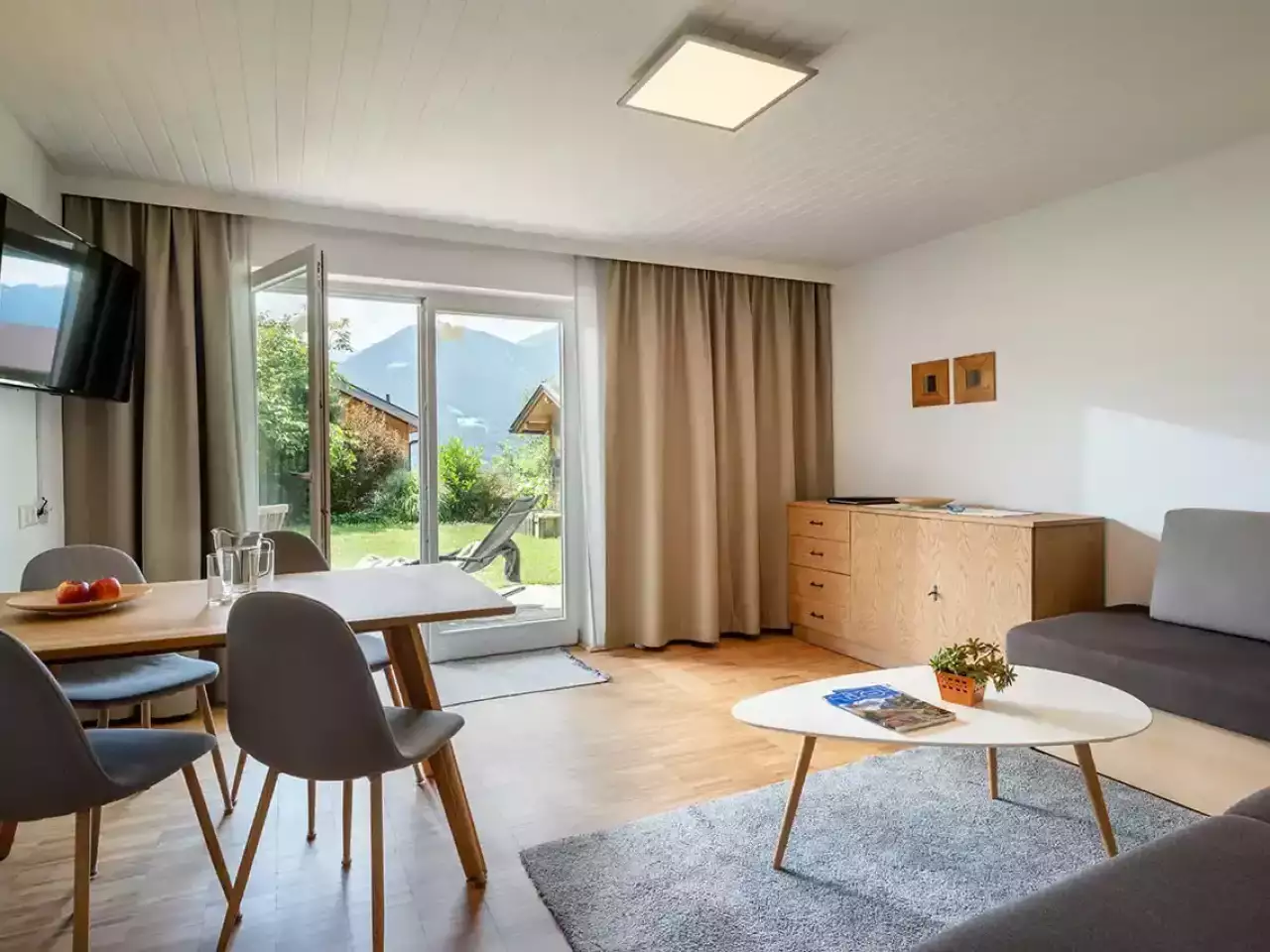 Wohnraum mit Esstisch und Gartenzugang