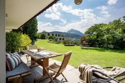 7_tiroler-alpenhof-patsch-fewo-serles_garten-mit-moebel_c_hannes-dabernig.webp
