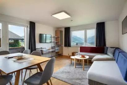 1_tiroler-alpenhof-patsch-fewo-zuckerhuetl-wohnraum-mit-balkon_c_hannes-dabernig.webp