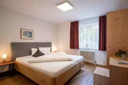 4_tiroler-alpenhof-patsch-fewo-habicht_doppelbettzimmer_c_hannes-dabernig.webp