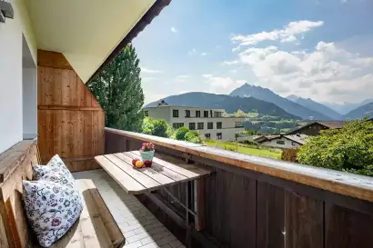 8_tiroler-alpenhof-patsch-fewo-habicht_aussicht-balkon_c_hannes-dabernig.webp